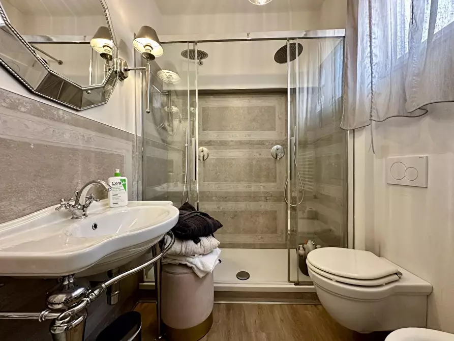 Immagine 15 di Appartamento in vendita  a Lucca