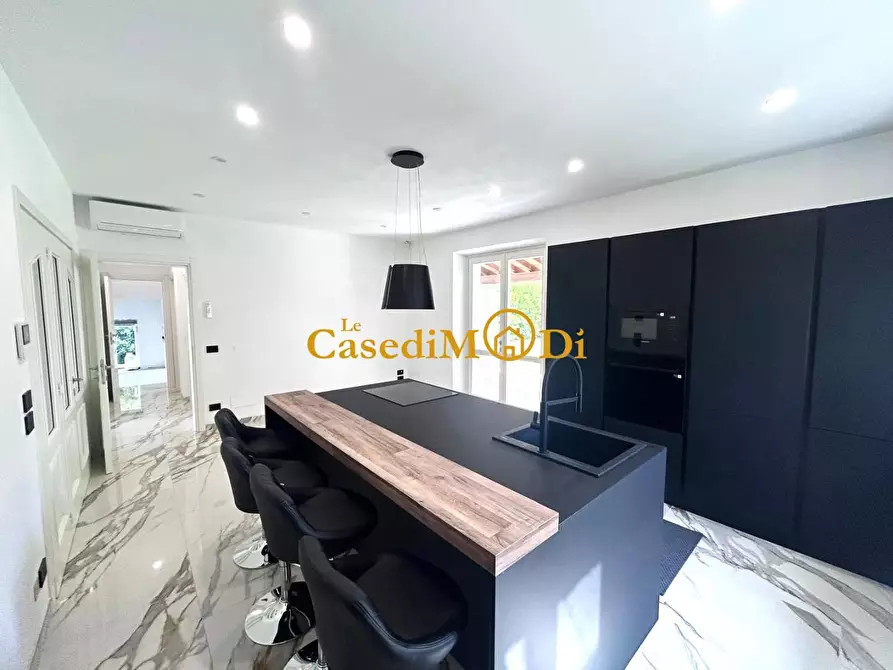 Immagine 10 di Villa in vendita  a Pietrasanta