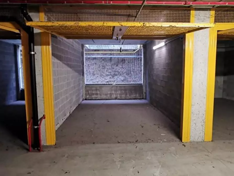 Immagine 1 di Garage in vendita  a Milano