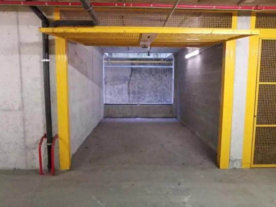 Immagine 1 di Garage in vendita  a Milano