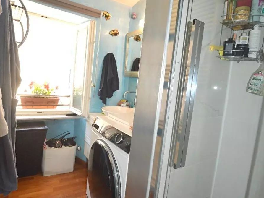 Immagine 11 di Appartamento in vendita  a Lucca