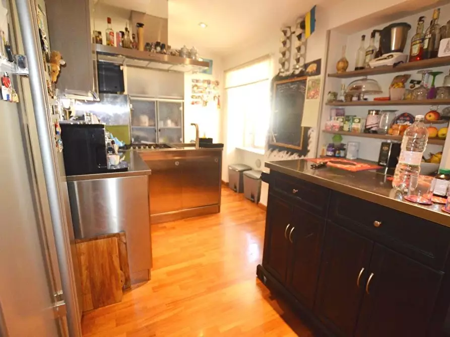 Immagine 10 di Appartamento in vendita  a Lucca