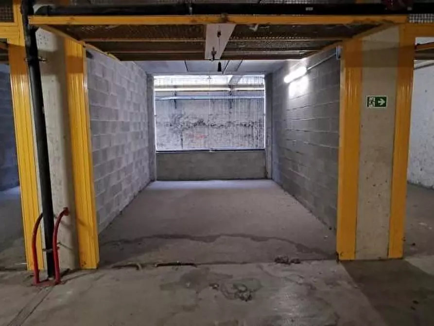 Immagine 1 di Garage in vendita  a Milano