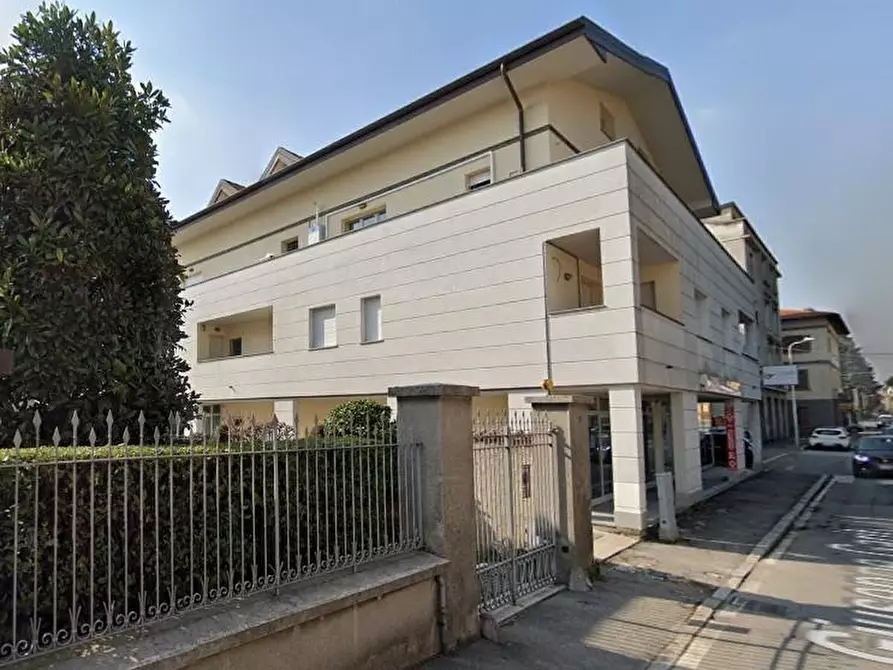 Immagine 1 di Negozio in vendita  a Giussano