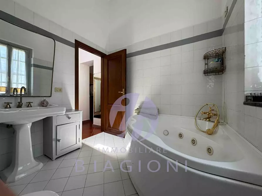 Immagine 22 di Villa in vendita  a Pietrasanta