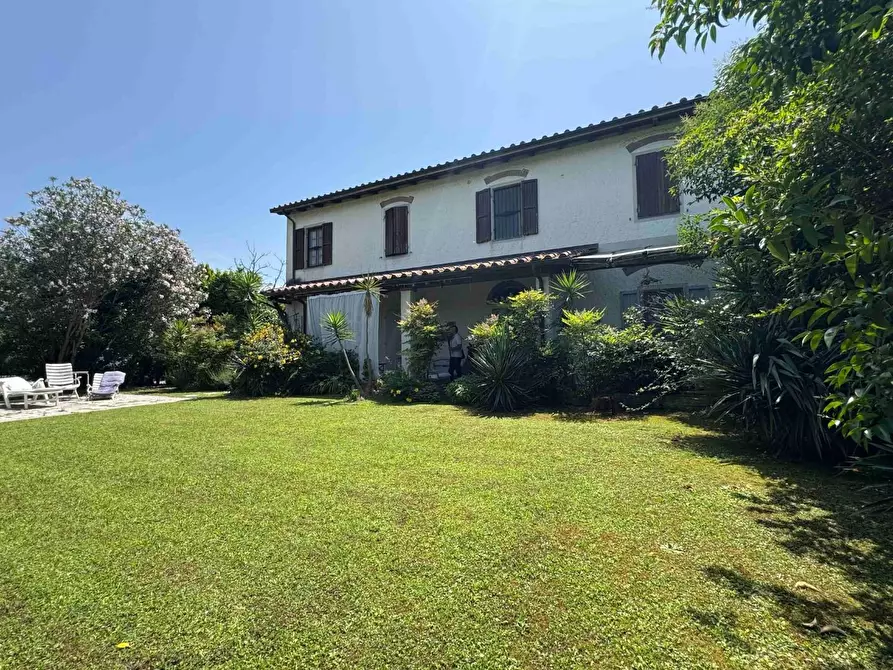 Immagine 1 di Villa in vendita  a Pietrasanta
