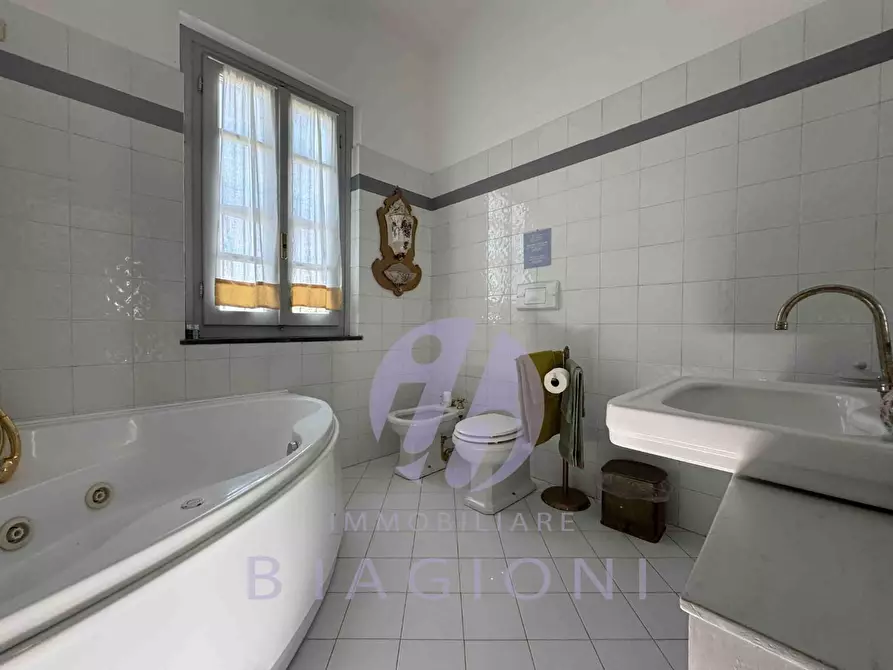 Immagine 21 di Villa in vendita  a Pietrasanta