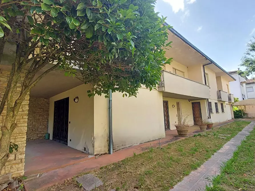 Immagine 8 di Villa in vendita  a Lucca