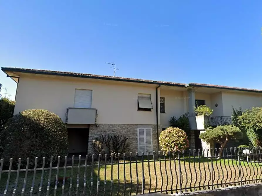 Immagine 1 di Villa in vendita  a Lucca