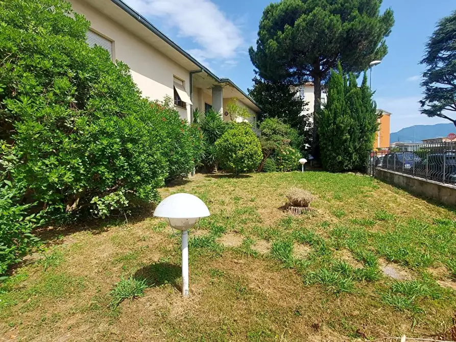 Immagine 17 di Villa in vendita  a Lucca