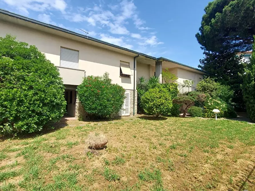 Immagine 2 di Villa in vendita  a Lucca