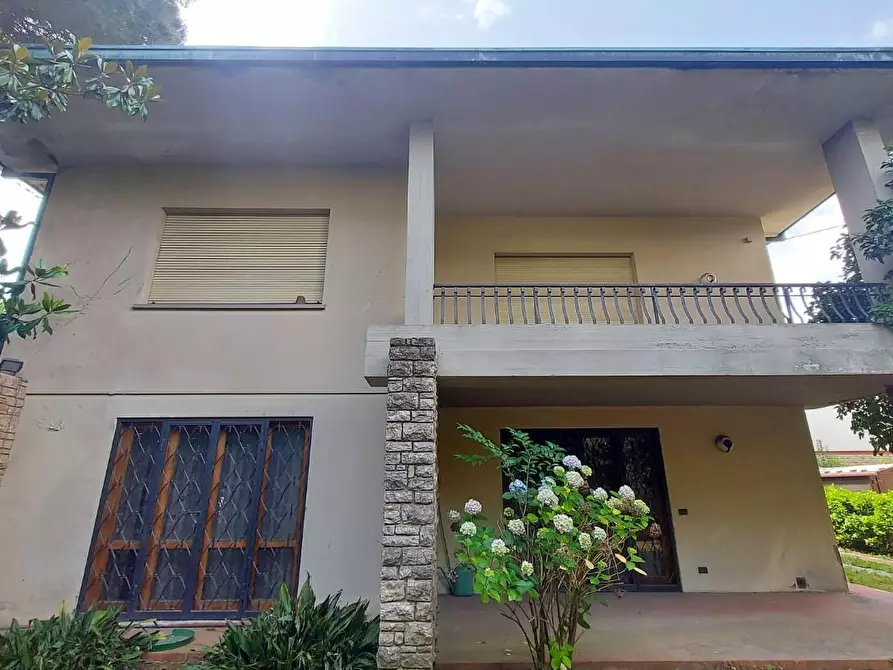 Immagine 5 di Villa in vendita  a Lucca