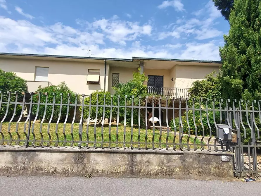 Immagine 3 di Villa in vendita  a Lucca