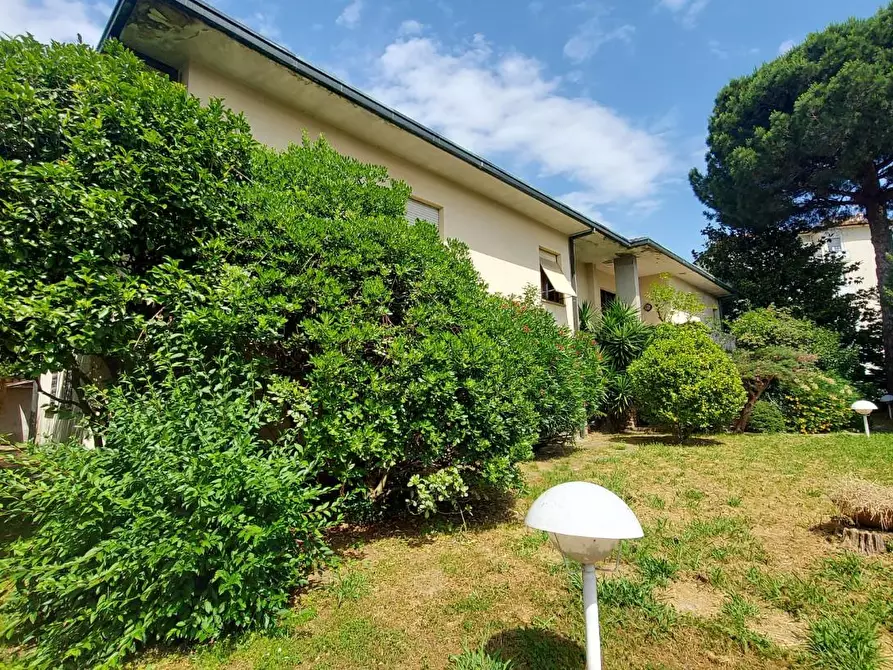 Immagine 10 di Villa in vendita  a Lucca