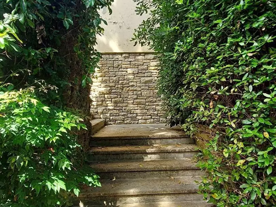 Immagine 9 di Villa in vendita  a Lucca
