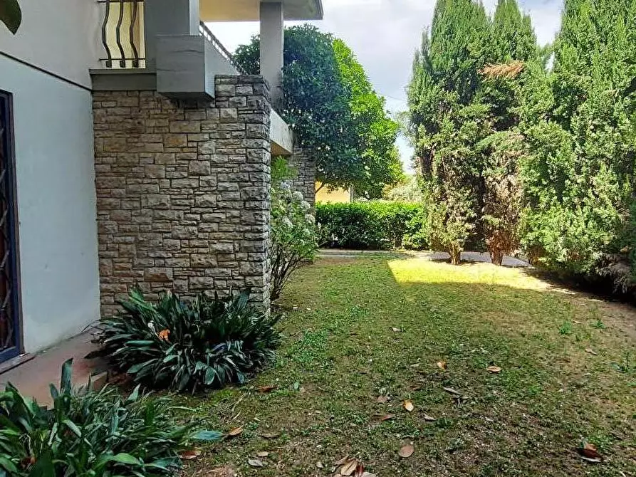 Immagine 15 di Villa in vendita  a Lucca