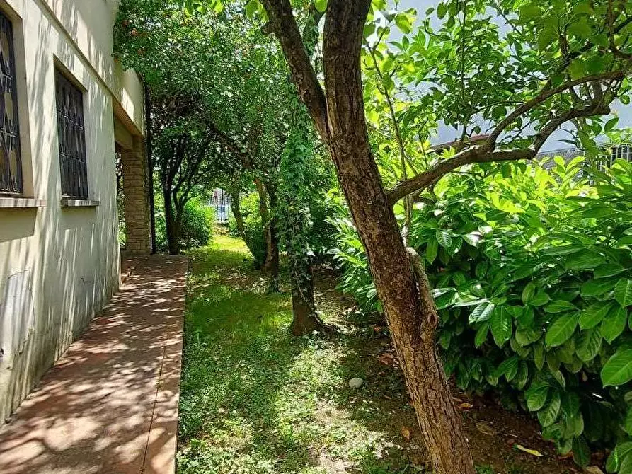 Immagine 7 di Villa in vendita  a Lucca