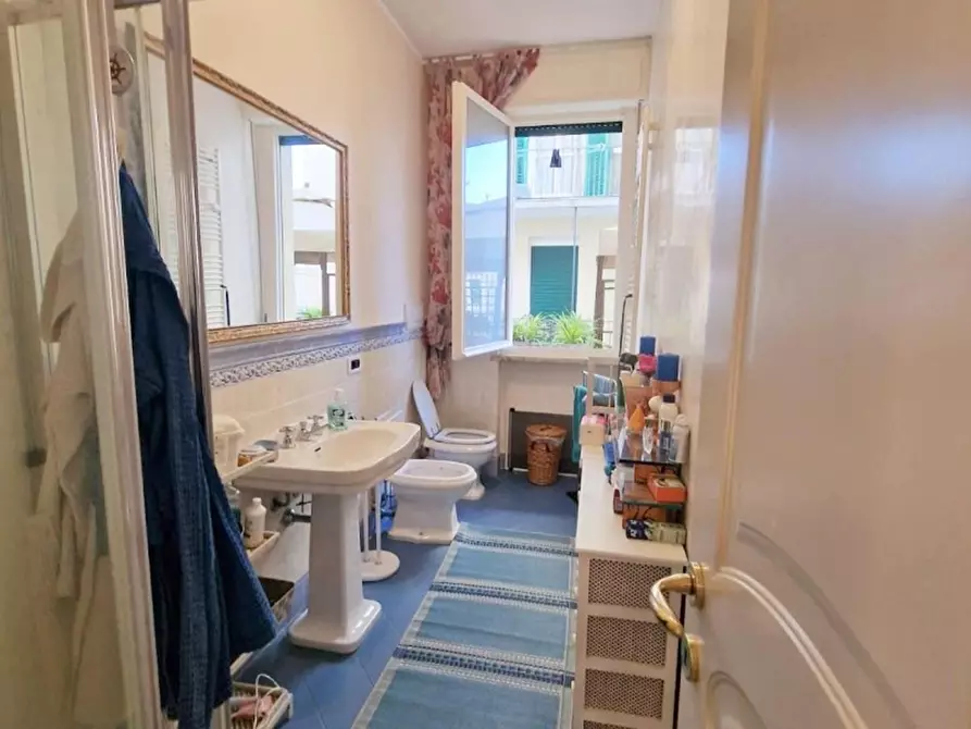 Immagine 18 di Appartamento in vendita  a Viareggio