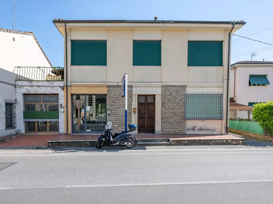 Immagine 3 di Villa in vendita  a Cascina