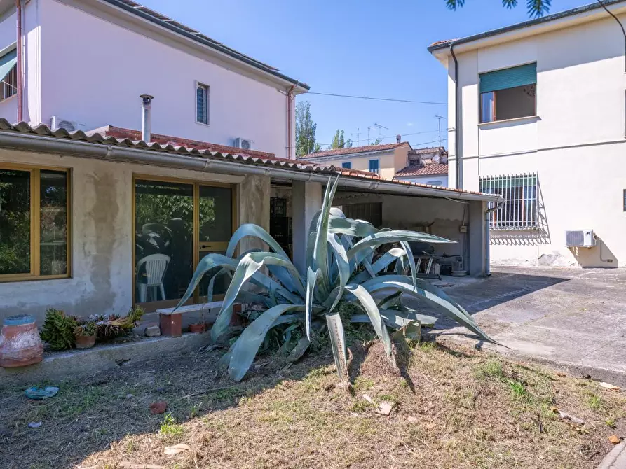 Immagine 52 di Villa in vendita  a Cascina