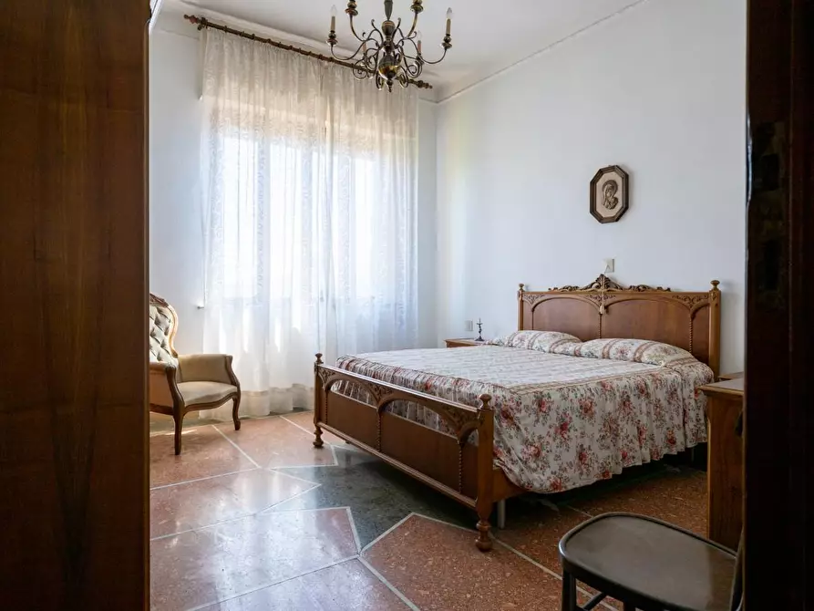 Immagine 31 di Villa in vendita  a Cascina