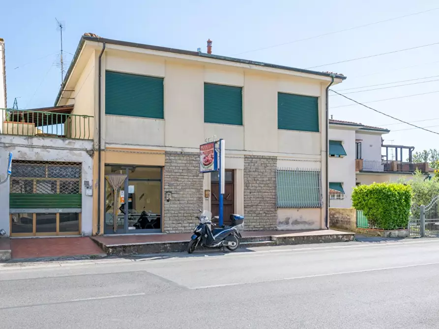 Immagine 2 di Villa in vendita  a Cascina