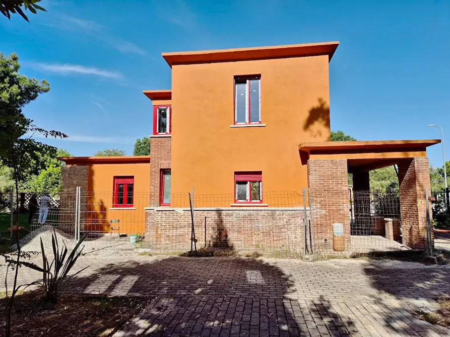 Immagine 2 di Villa in vendita  a Pisa