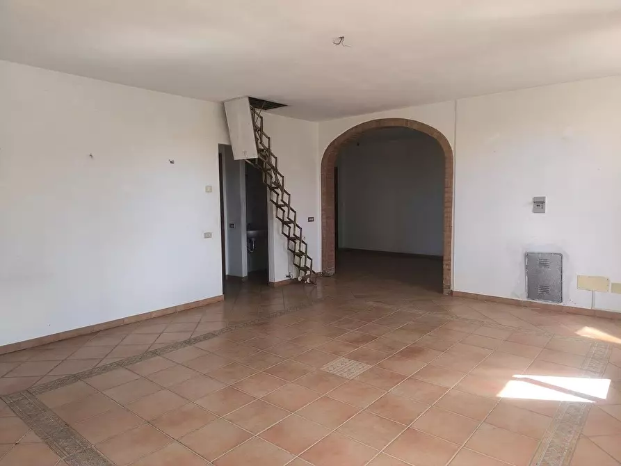 Immagine 93 di Casa colonica in vendita  a Siena