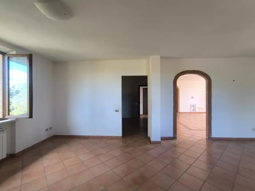 Immagine 88 di Casa colonica in vendita  a Siena