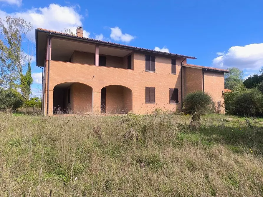 Immagine 45 di Casa colonica in vendita  a Siena