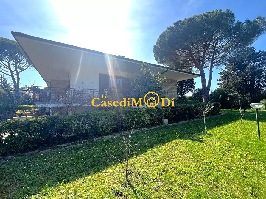 Immagine 21 di Villa in vendita  a Livorno