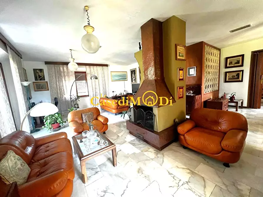 Immagine 4 di Villa in vendita  a Livorno