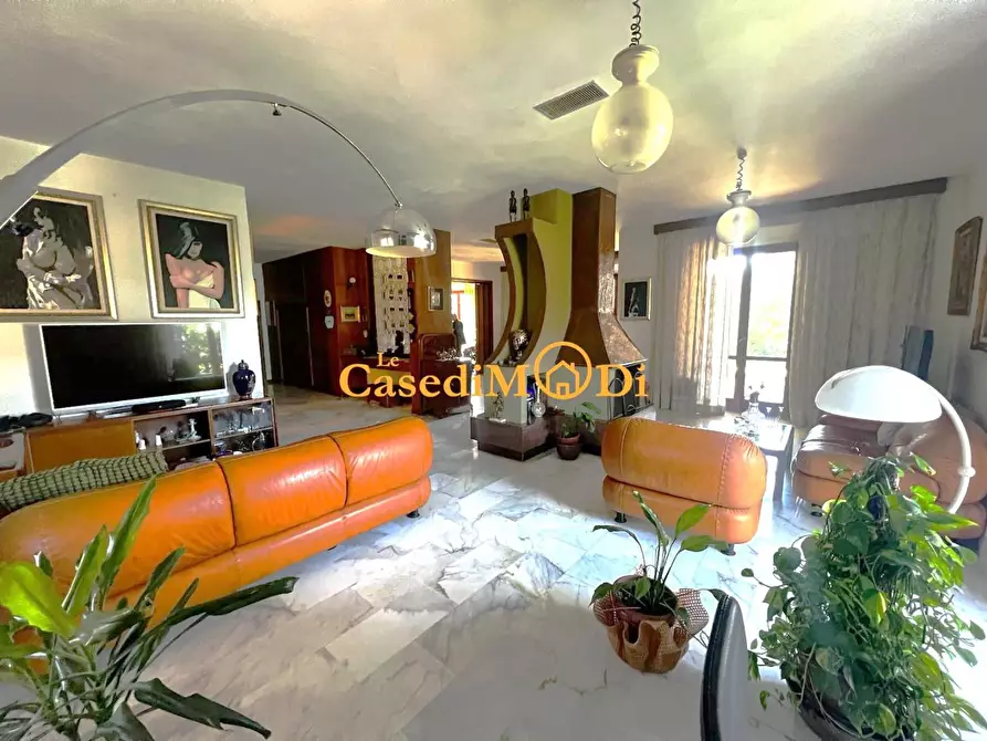 Immagine 1 di Villa in vendita  a Livorno