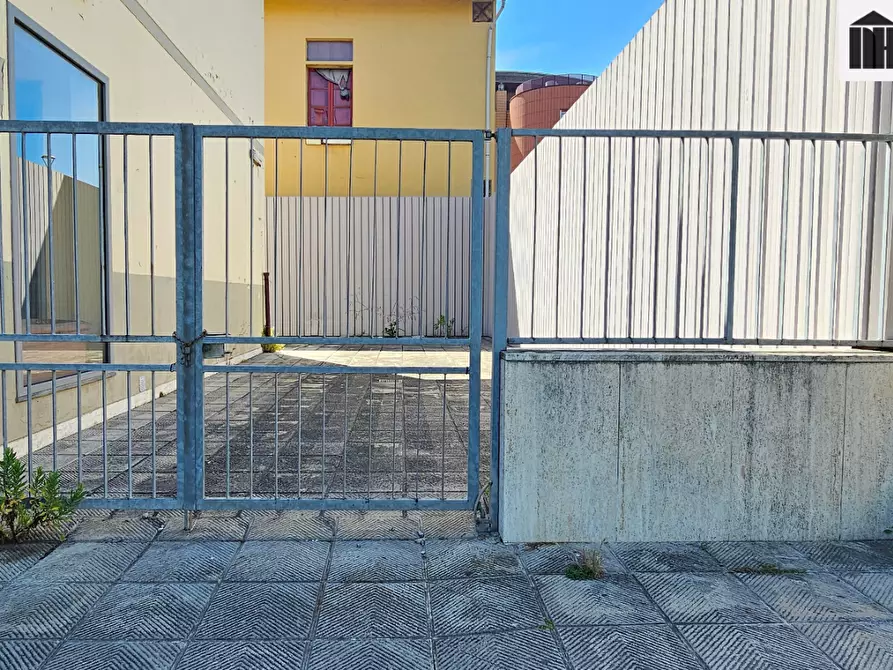 Immagine 18 di Locale commerciale in vendita  a Santa Croce Sull'arno