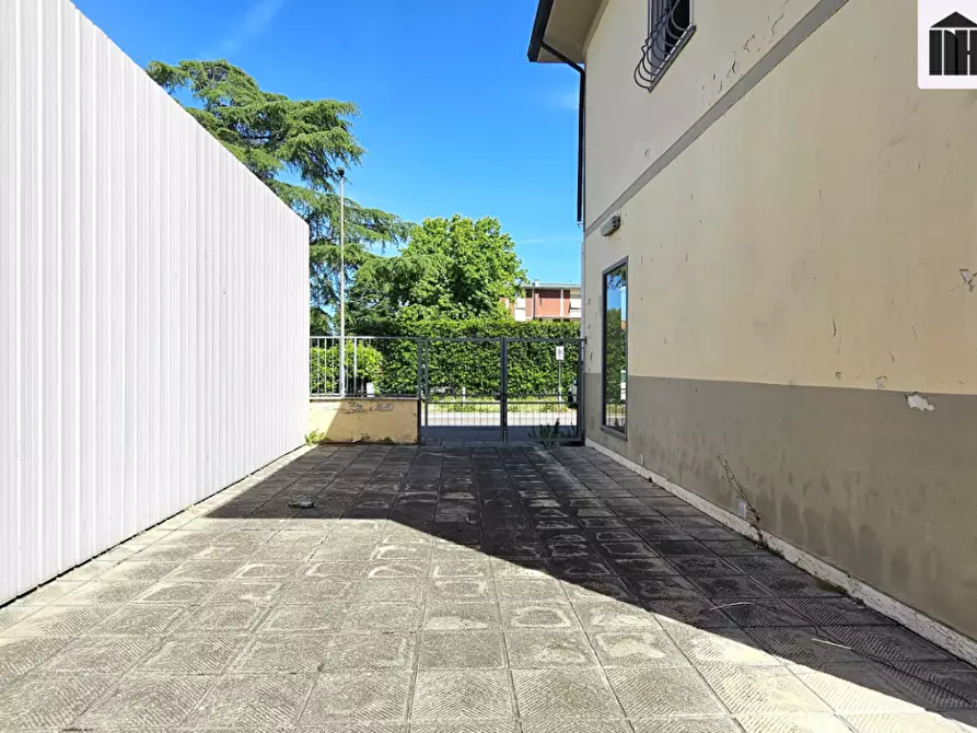 Immagine 14 di Locale commerciale in vendita  a Santa Croce Sull'arno