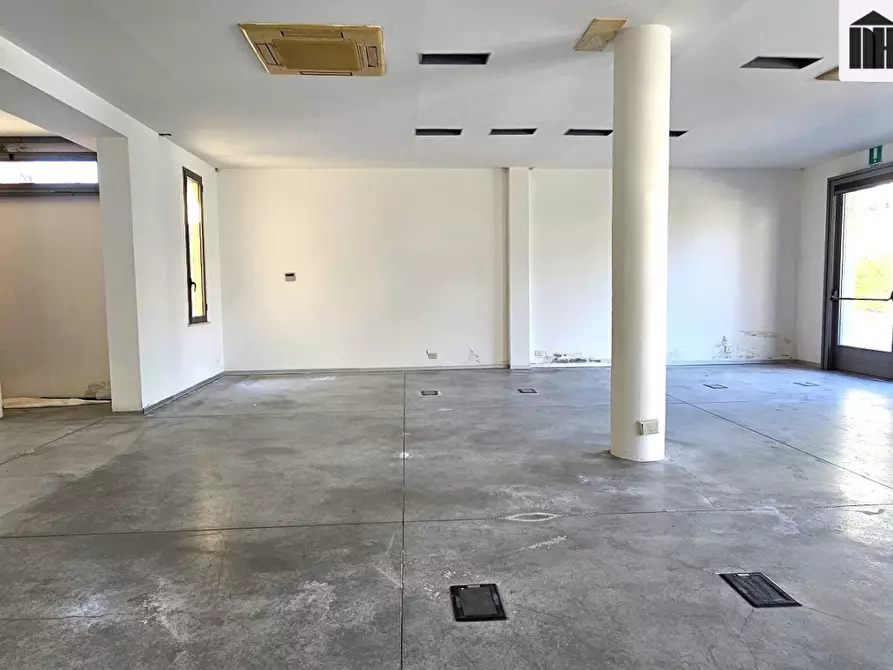 Immagine 4 di Locale commerciale in vendita  a Santa Croce Sull'arno