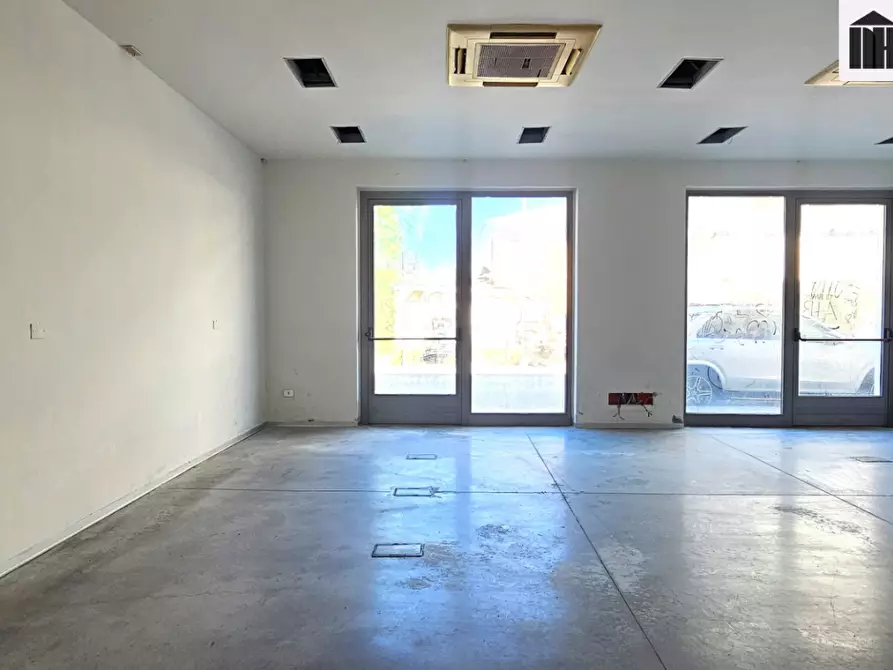 Immagine 2 di Locale commerciale in vendita  a Santa Croce Sull'arno