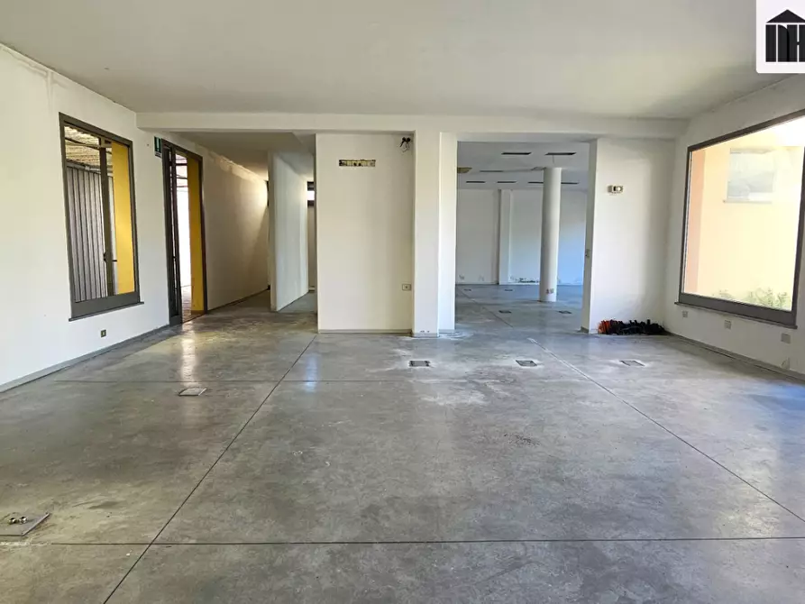 Immagine 11 di Locale commerciale in vendita  a Santa Croce Sull'arno