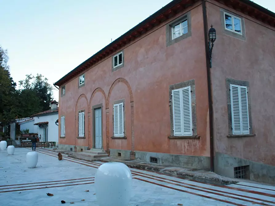 Immagine 1 di Villa in vendita  a Lucca