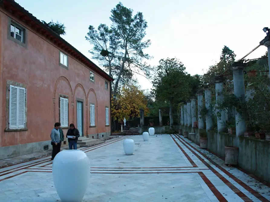Immagine 2 di Villa in vendita  a Lucca