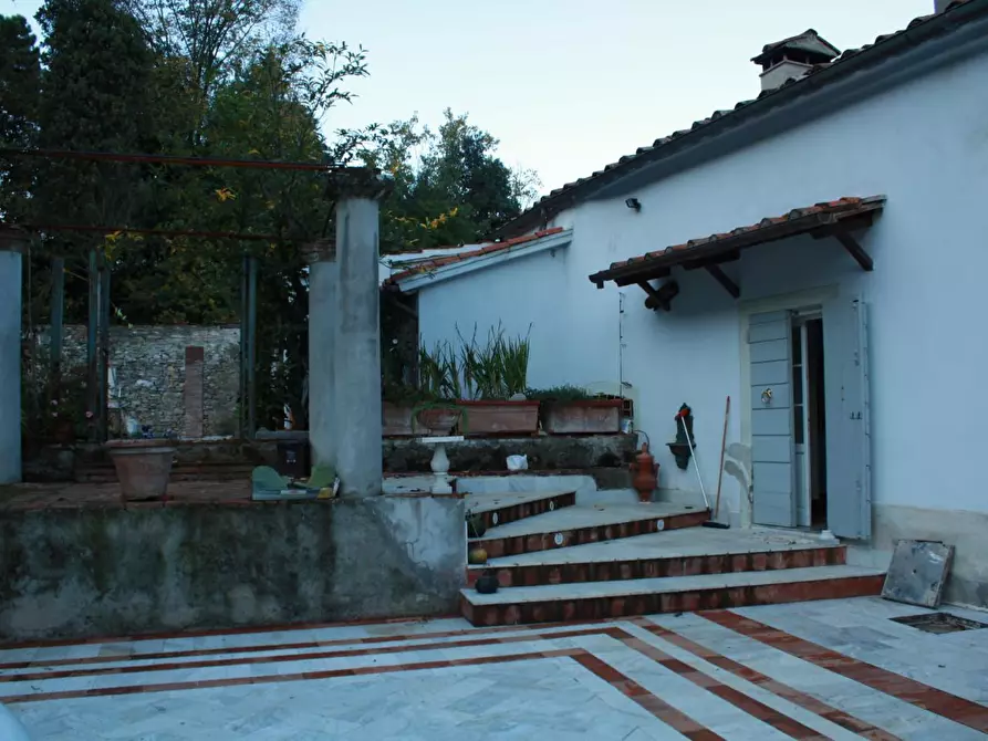 Immagine 3 di Villa in vendita  a Lucca
