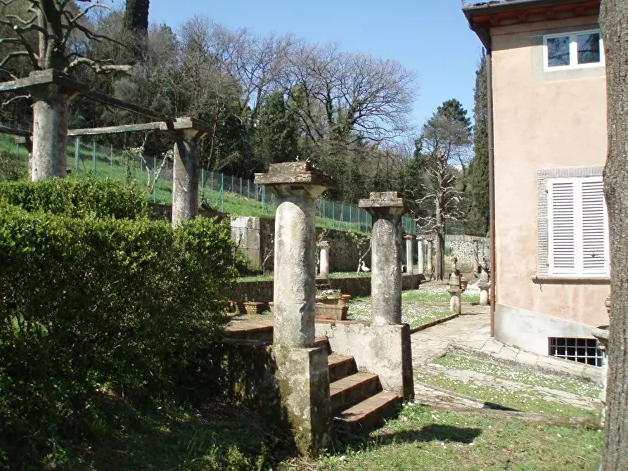 Immagine 38 di Villa in vendita  a Lucca
