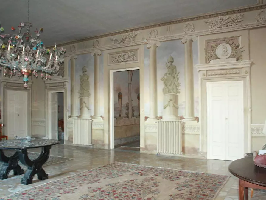 Immagine 8 di Villa in vendita  a Lucca
