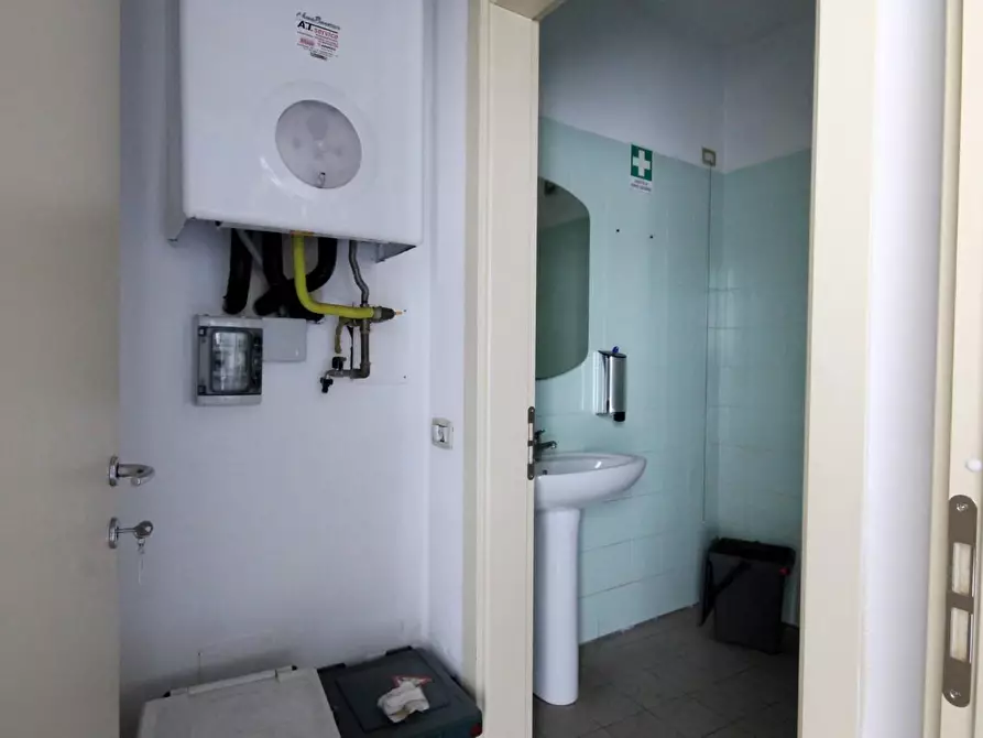 Immagine 11 di Locale commerciale in affitto  a Lucca