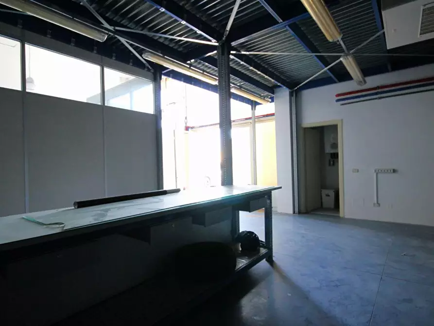 Immagine 9 di Locale commerciale in affitto  a Lucca