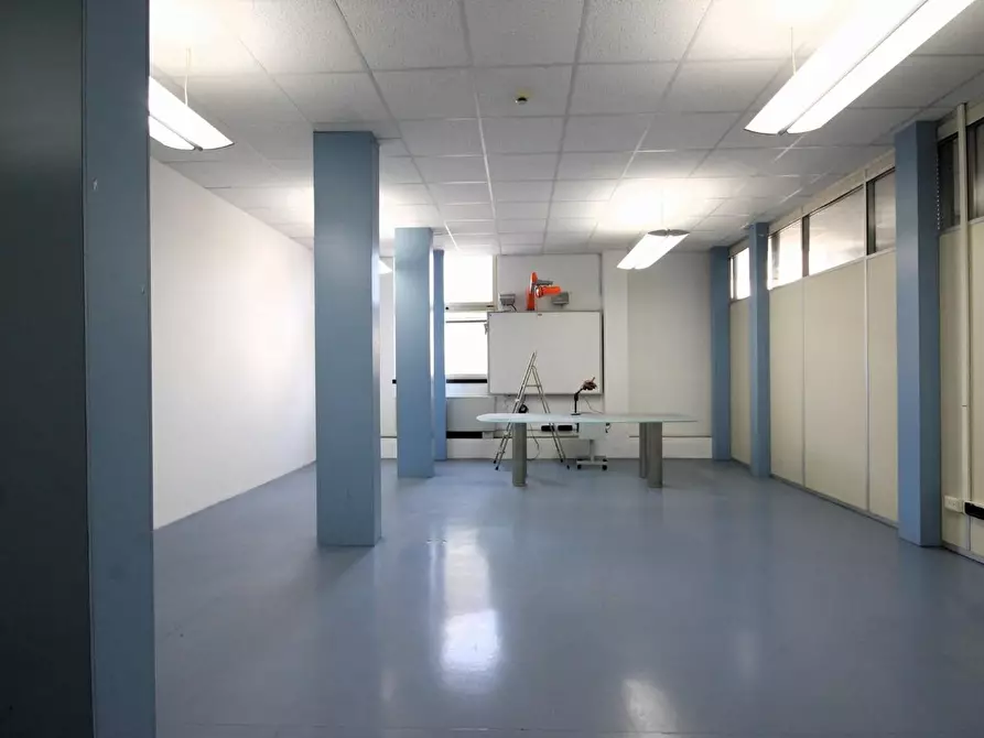 Immagine 4 di Locale commerciale in affitto  a Lucca