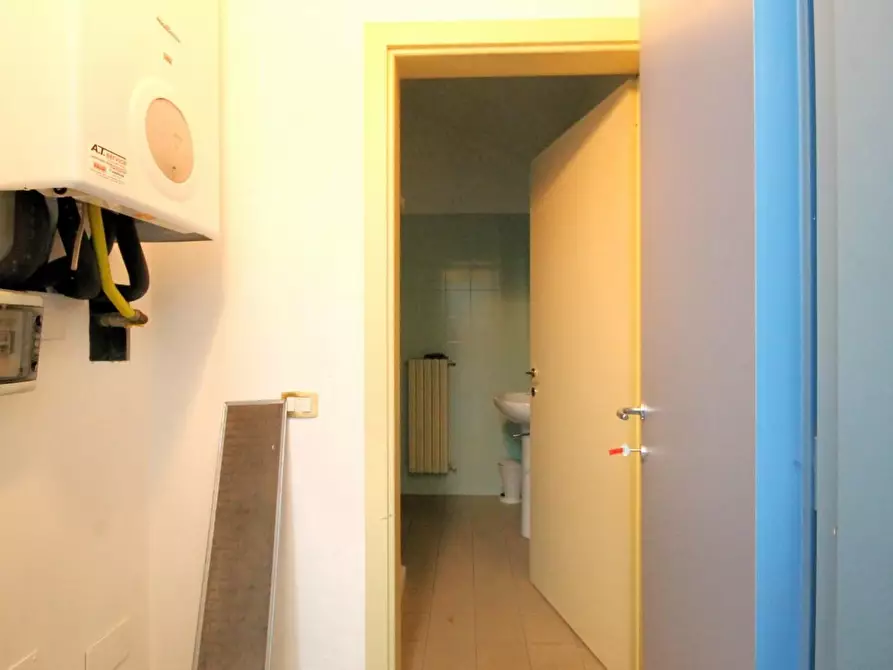 Immagine 5 di Locale commerciale in affitto  a Lucca