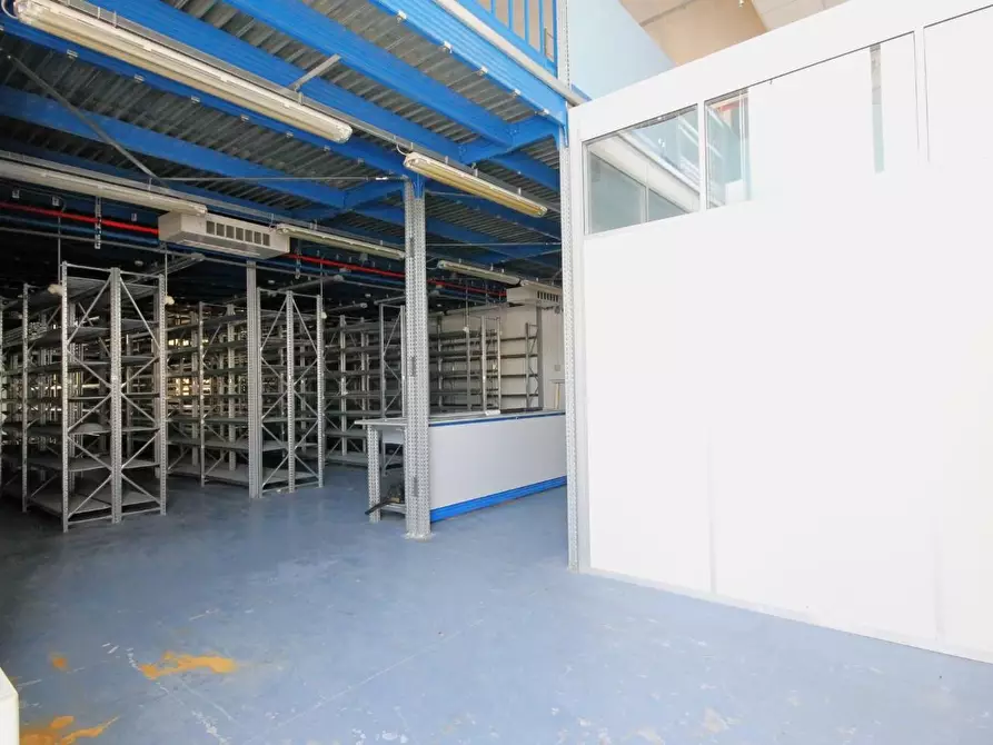 Immagine 7 di Locale commerciale in affitto  a Lucca