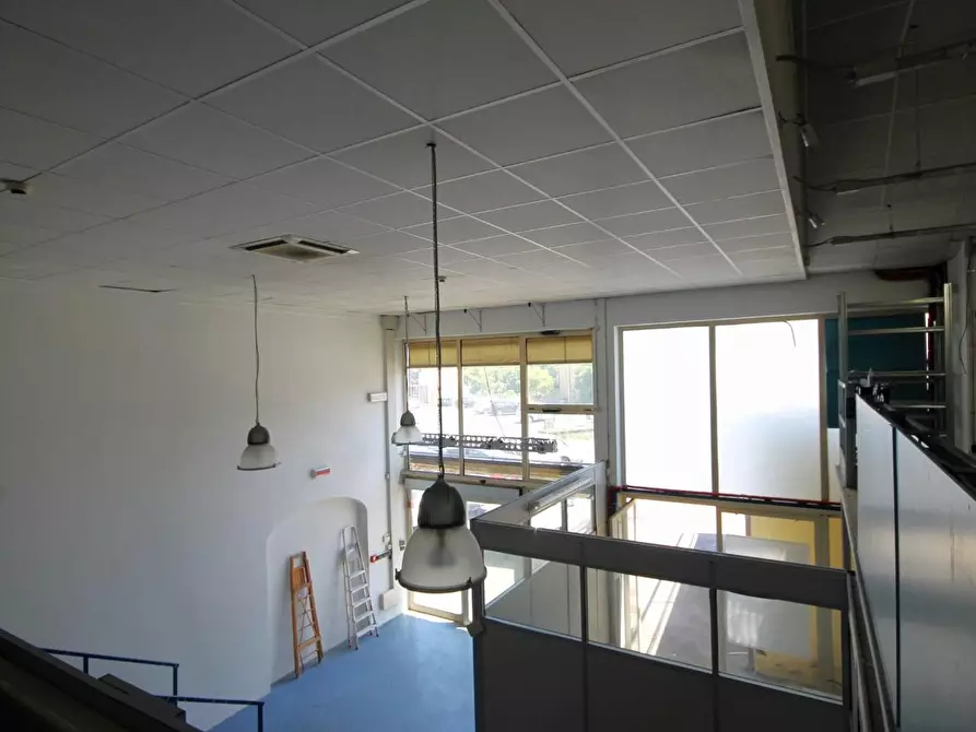 Immagine 15 di Locale commerciale in affitto  a Lucca