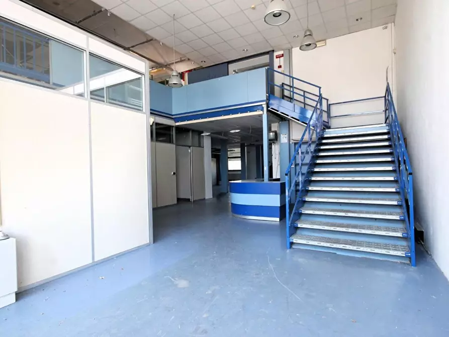 Immagine 1 di Locale commerciale in affitto  a Lucca